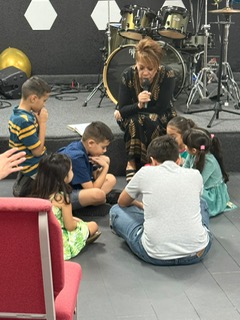 Niños participando en el ministerio infantil