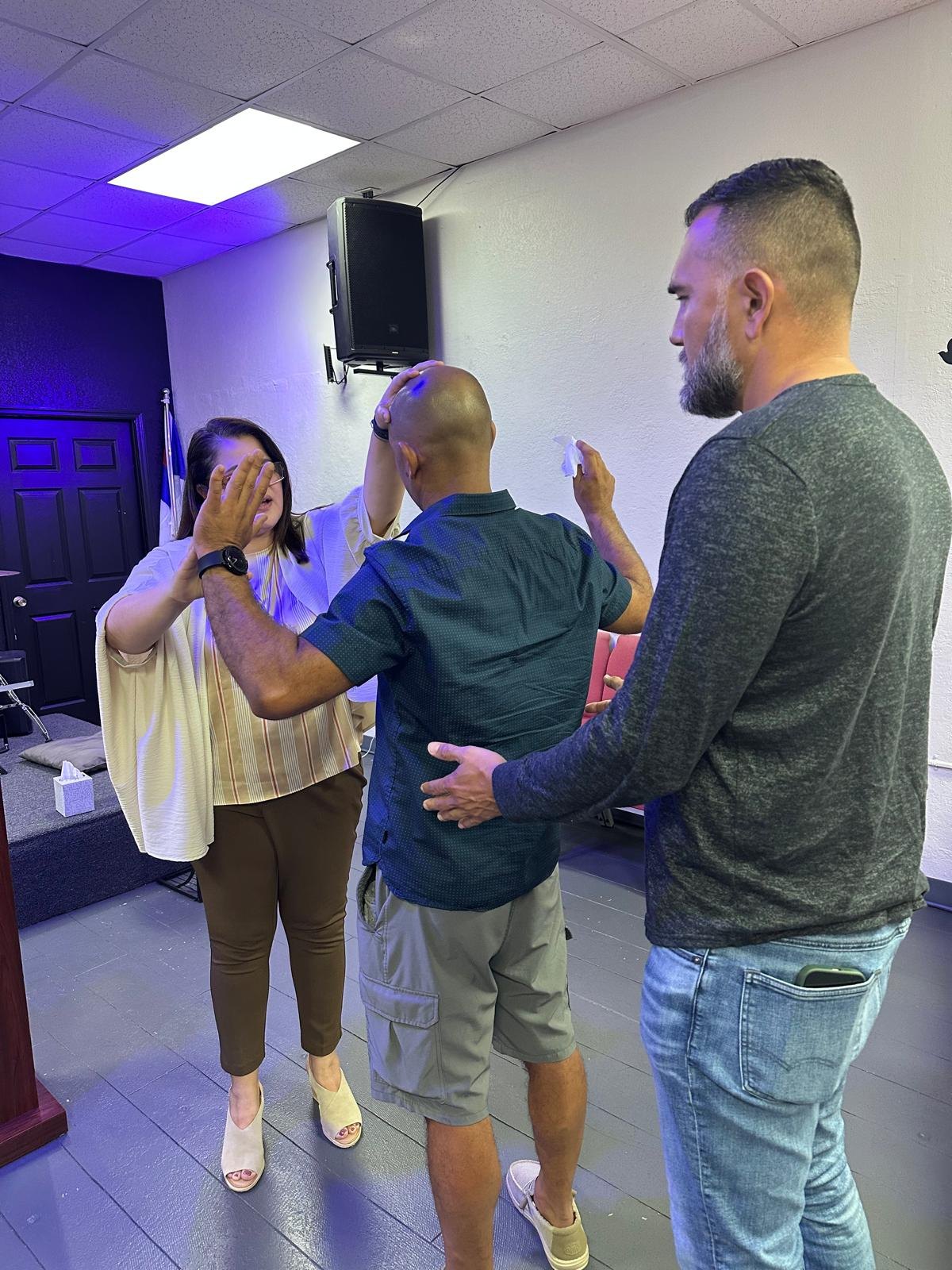 Miembros de la iglesia orando juntos